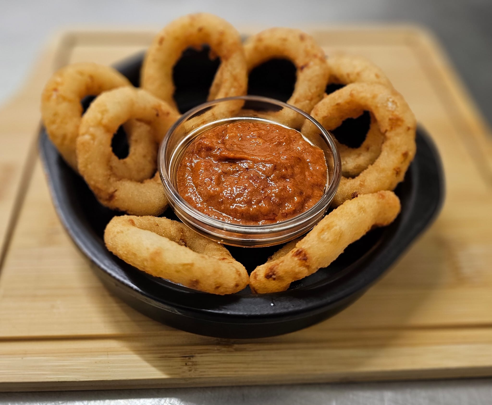 Anelli di cipolle (*) serviti con salsa Mexico homemade 